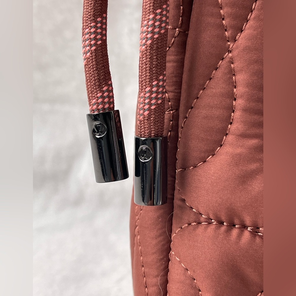 Lululemon Quilted Embrace Bag Vol 4L in Ancient Copper - Picture 10 of 14
